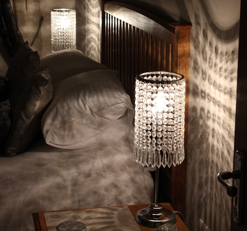 piękne lampy glamour w sypialni - aranżacje